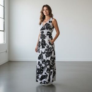 Curations Maxi Dress Black White Tropical Floral Sleeveless V Neck Size PS. NWOT